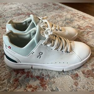 On cloud Running The Roger Advantage Sneakers size 10 women